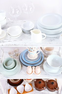 raf, farklı yemek takımı Kapat