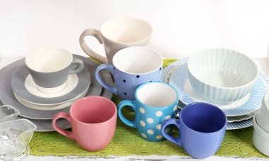 raf üzerinde beyaz izole, farklı yemek takımı