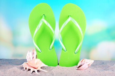 doğa zemin üzerine kum üzerinde parlak parmak arası terlik