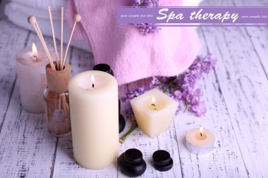 ışık arka plan üzerinde spa tedavisi, havlu ve eflatun çiçekler ile kompozisyon