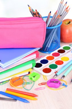 tablo üzerinde açık renkli parlak okul malzemeleri