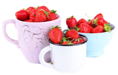 Olgun tatlı çilek rengi kupalar üzerinde beyaz izole içinde