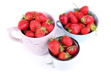 Olgun tatlı çilek rengi kupalar üzerinde beyaz izole içinde