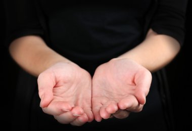 siyah arka plan üzerinde insan eli