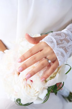 gelin düğün buketi beyaz peonies tutarak yakın çekim