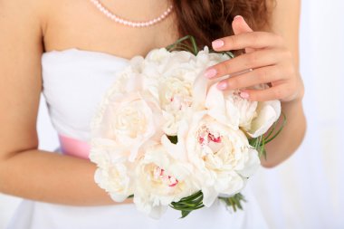 gelin düğün buketi beyaz peonies tutarak yakın çekim, açık renkli