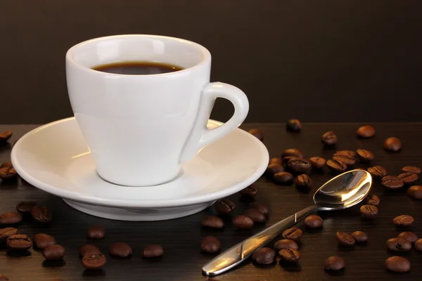 Tazza di caffè su tavolo di legno su sfondo marrone — Foto Stock