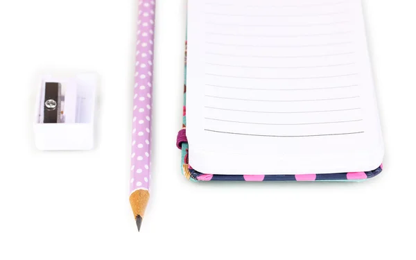 Kurşun kalem, kalemtıraş ve üzerinde beyaz izole not defteri — Stok fotoğraf