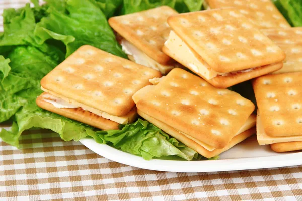 Bolachas de sanduíche com queijo na toalha de mesa — Fotografia de Stock