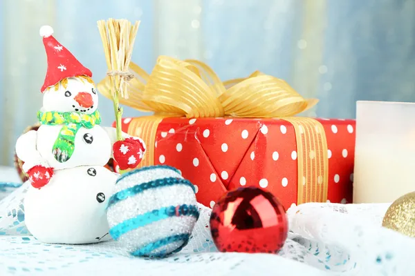 Hermosa composición de Navidad con regalo y juguetes de Navidad de cerca — Foto de Stock