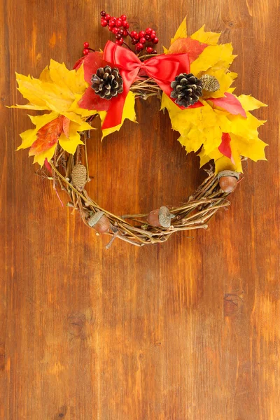Hermosa corona de Acción de Gracias, sobre fondo de madera — Foto de Stock