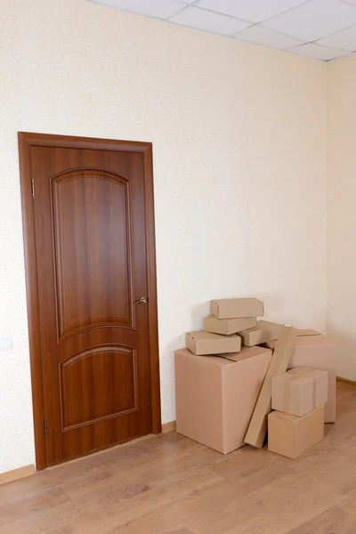 Άδειο δωμάτιο με στοίβα κιβώτια: κινούμενο σπίτι έννοια — Φωτογραφία Αρχείου
