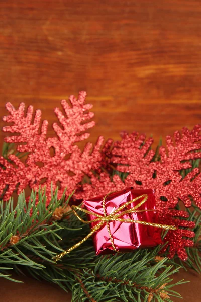 Mooie kerstversiering op fir tree op tafel op houten achtergrond — Stockfoto