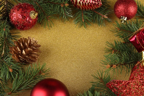 Schöne Weihnachtsdekoration mit Tanne auf hellem Hintergrund — Stockfoto
