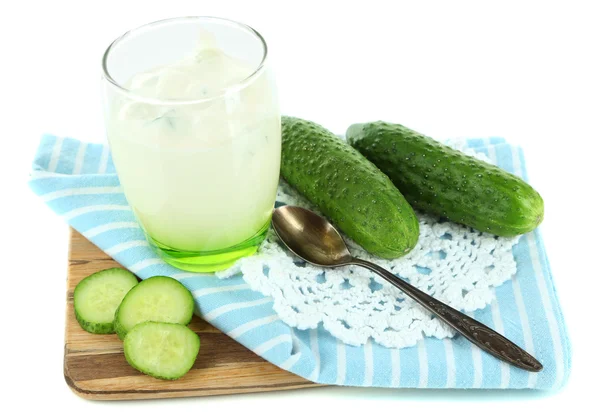 Iogurte pepino em vidro, em guardanapo de cor, em tábua de madeira, isolado em branco — Fotografia de Stock