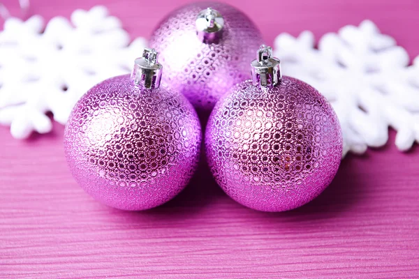 Bolas de Natal no fundo roxo — Fotografia de Stock