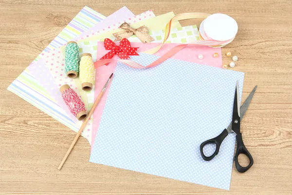 Carta per scrapbooking e utensili, su tavolo di legno — Foto Stock