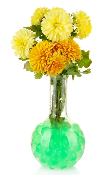 Hermosas flores en jarrón con hidrogel aislado en blanco —  Fotos de Stock