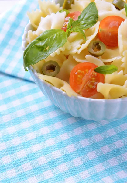 Leckere Pasta mit Tomaten auf dem Teller aus nächster Nähe — Stockfoto