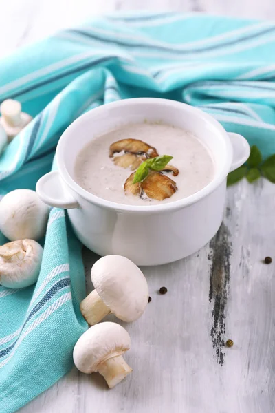 Pilzsuppe im weißen Topf, auf Serviette, auf Holzgrund — Stockfoto