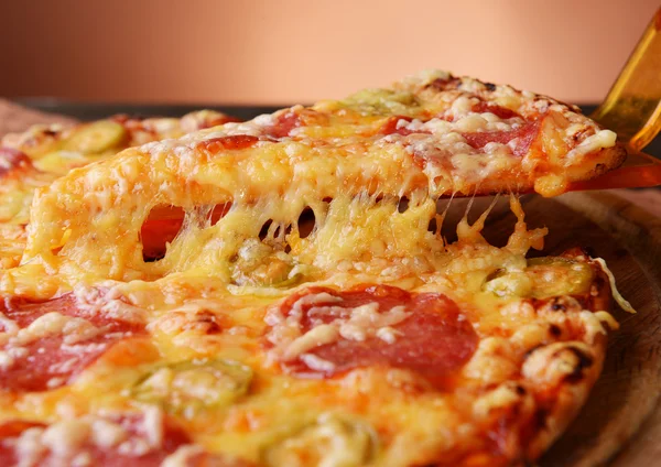 Leckere Pizza auf dem Tisch aus nächster Nähe — Stockfoto