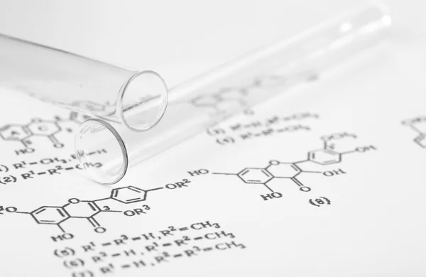 Тестовые трубки и формула реакции, крупным планом — стоковое фото