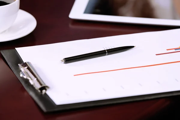 Documentos comerciais com caneta na mesa close-up — Fotografia de Stock