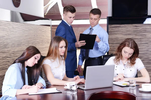 Affärsmän som arbetar i konferensrum — Stockfoto