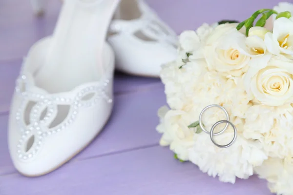 Hermoso ramo de boda y zapatos sobre fondo de madera —  Fotos de Stock