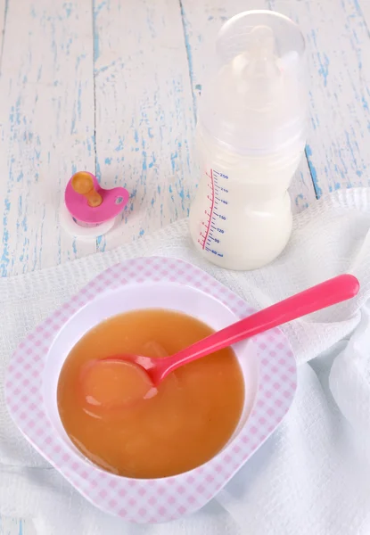 Babynahrung und Milch auf Holztisch — Stockfoto