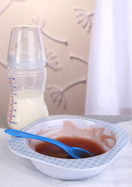 Makanan bayi dan susu di atas meja dengan latar belakang cahaya — Stok Foto