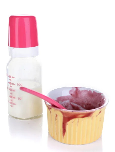 Babyfles met melk en vuile kom geïsoleerd op wit — Stockfoto