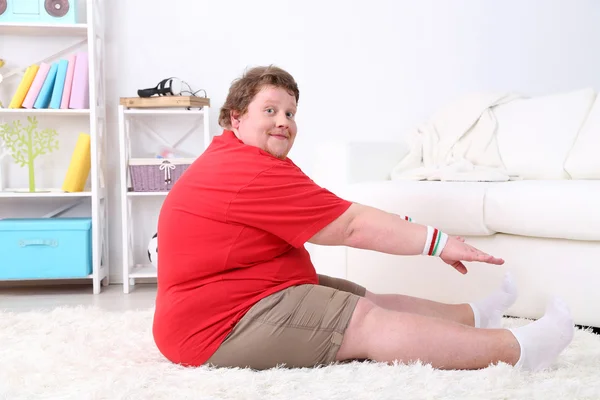 Grand homme de remise en forme travaillant à la maison — Photo