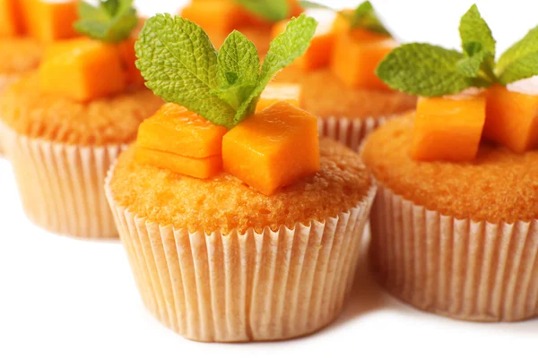 Muffins de abóbora saborosos, isolados em branco — Fotografia de Stock