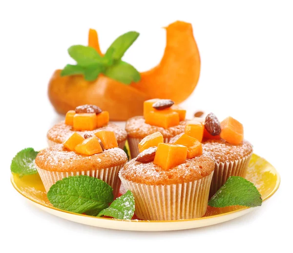 Sabrosas magdalenas de calabaza, aisladas en blanco — Foto de Stock