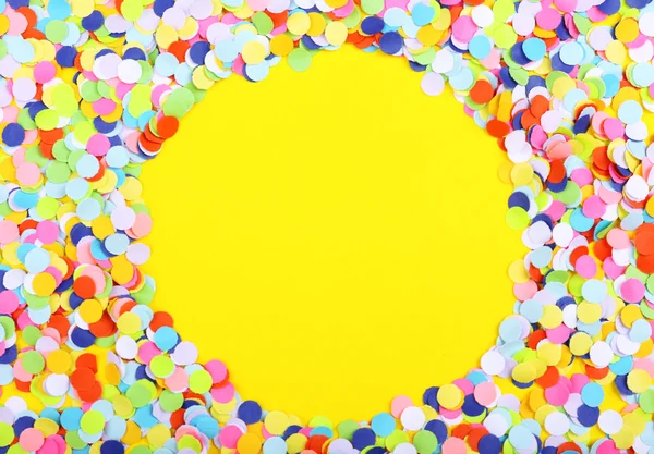 Confetti sobre fondo amarillo —  Fotos de Stock
