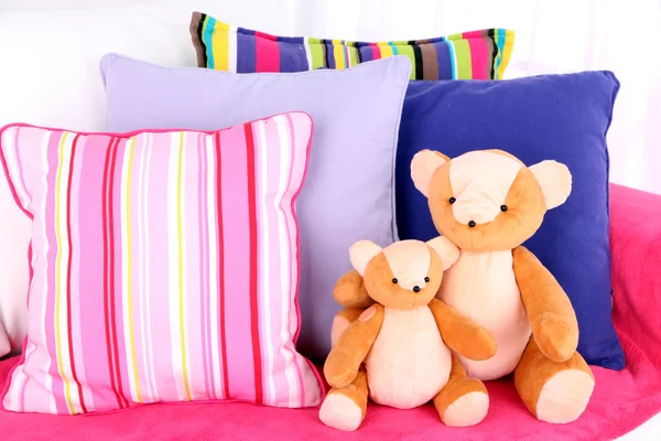 Dwa niedźwiedzie zabawki z poduszki na kanapie — Zdjęcie stockowe