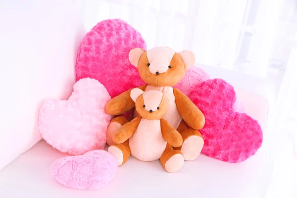 Dos osos de juguete con almohadas en el sofá —  Fotos de Stock