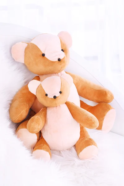 방에 안락의 자에 두 곰 장난감 — 스톡 사진