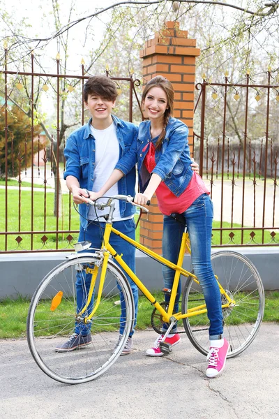 Jeune couple avec vélo à l'extérieur — Photo