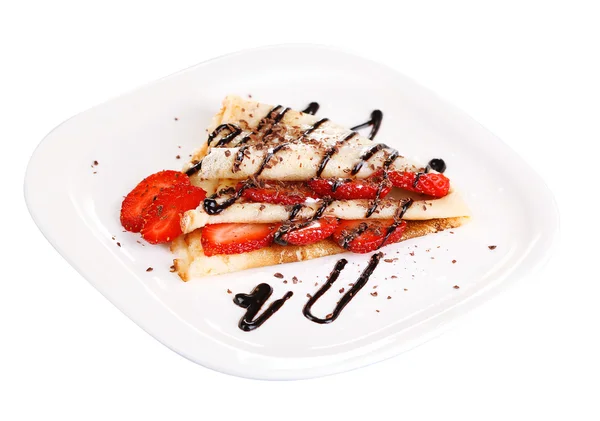 Läckra pannkaka med jordgubbar och choklad på plattan isolerad vit — Stockfoto