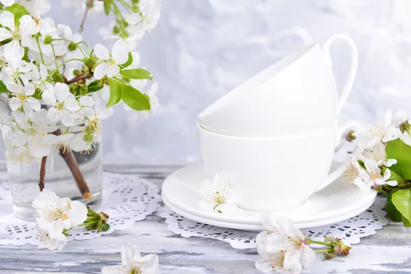 Mooie fruit blossom in glas op tafel op grijze achtergrond — Stockfoto