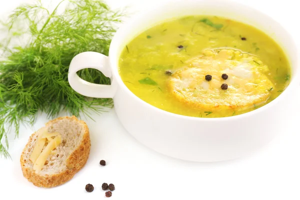 Вкусный суп в кастрюле, изолированный на белом — стоковое фото