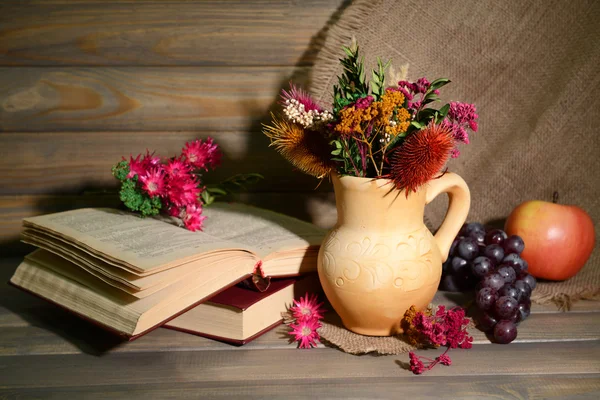Hermoso ramo de flores brillantes en jarra en la mesa sobre fondo gris — Foto de Stock