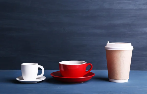 Assortimento di bevande al caffè su sfondo di legno a colori — Foto Stock