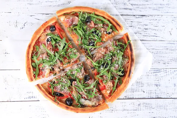 Pizza com arugula na cor de fundo de madeira — Fotografia de Stock