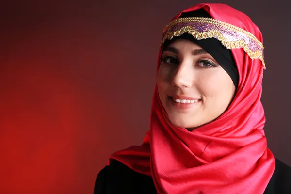 Schöne muslimische arabische Frau auf dunklem Hintergrund — Stockfoto