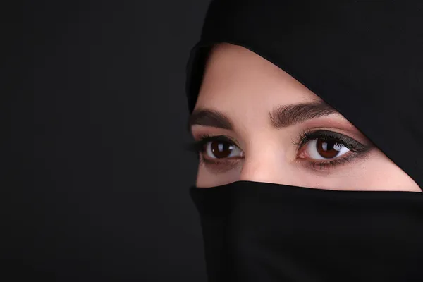 Belle femme arabe musulmane en paranja sur fond sombre — Photo