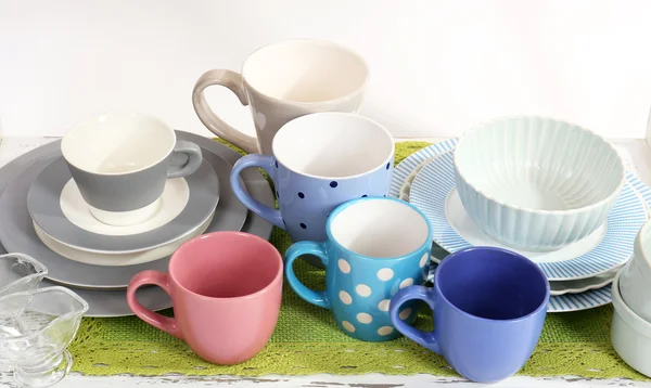 raf üzerinde beyaz izole, farklı yemek takımı