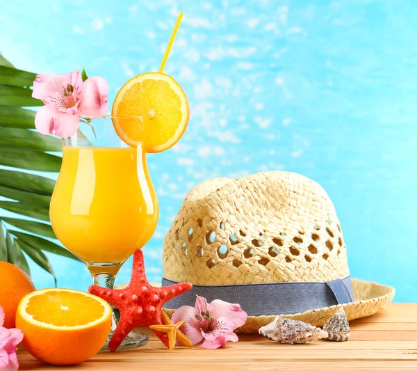 Erfrischender orangefarbener Cocktail auf Strandtisch — Stockfoto